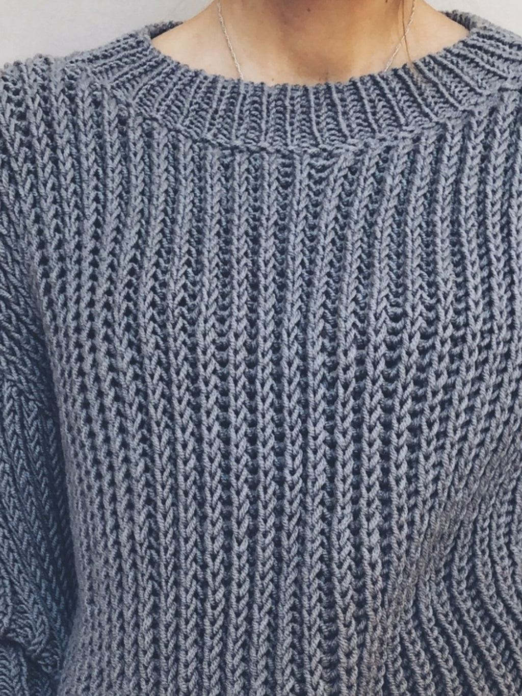 Gray Solid Knitted Round Neck Casual Sweater