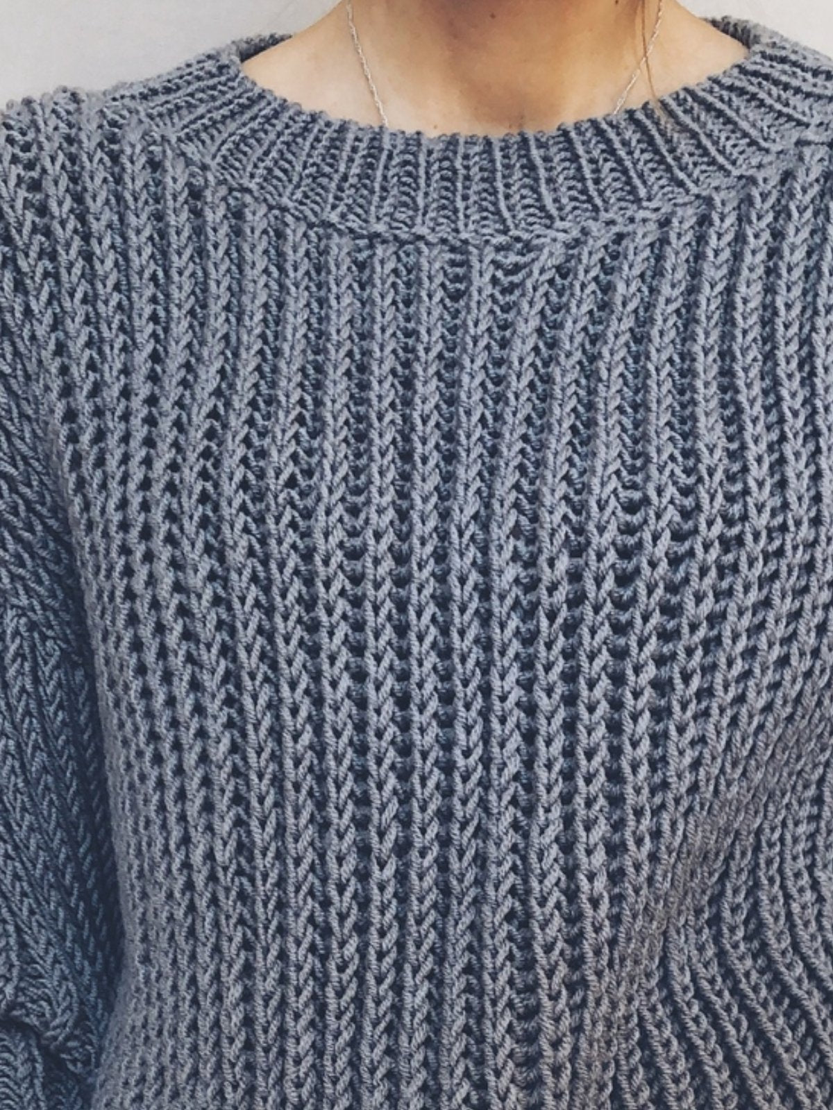 Gray Solid Knitted Round Neck Casual Sweater